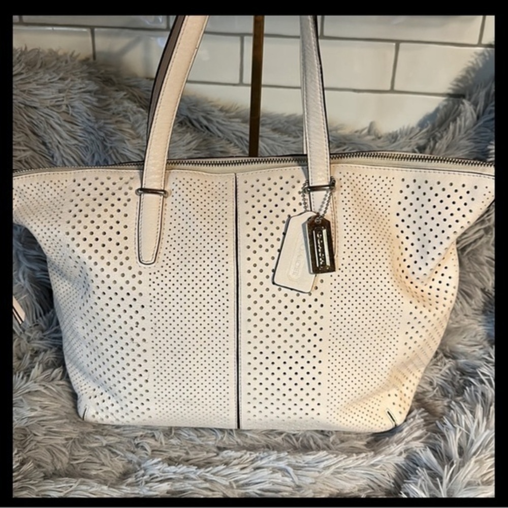 No. l1373-27913. Coach bag. Bleecker